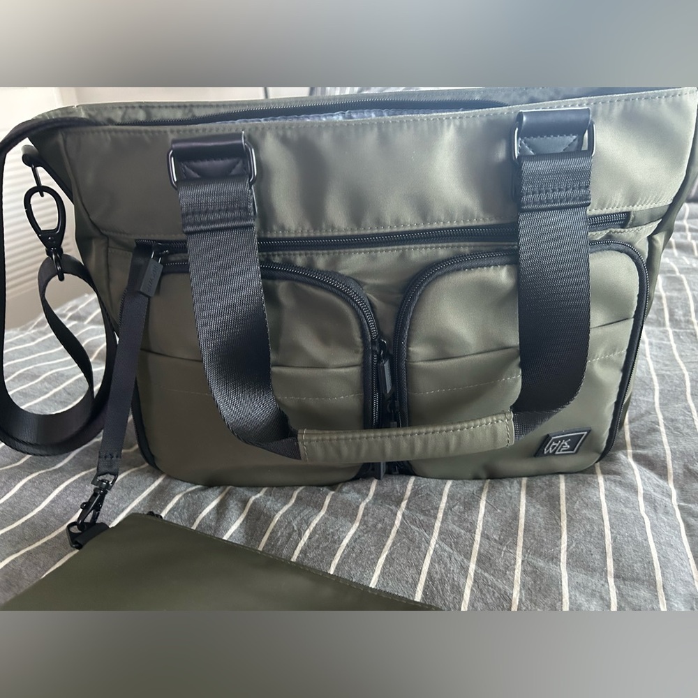 Olive Green Tote Bag With crossbody strap as well. Ihqwip Brand. NWOT